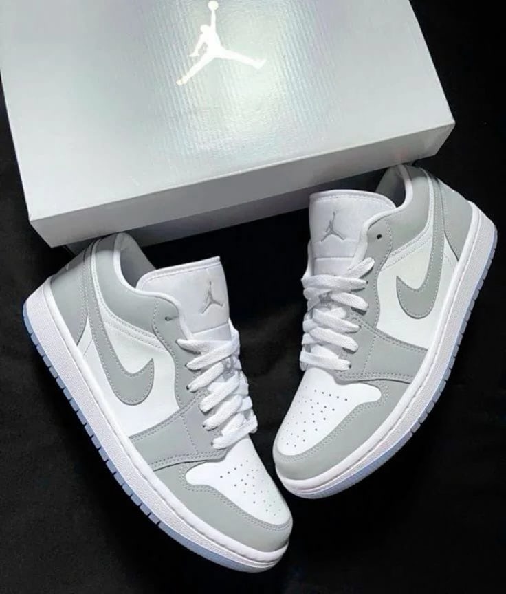 Air Jordan 1 Low Wolf Grey Jordan sneaker in grey / white