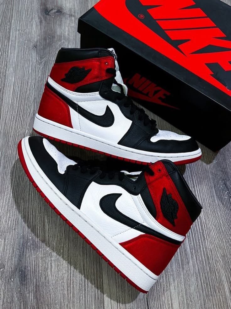 Air Jordan 1 Mid Bred Jordan sneaker in black / red / white