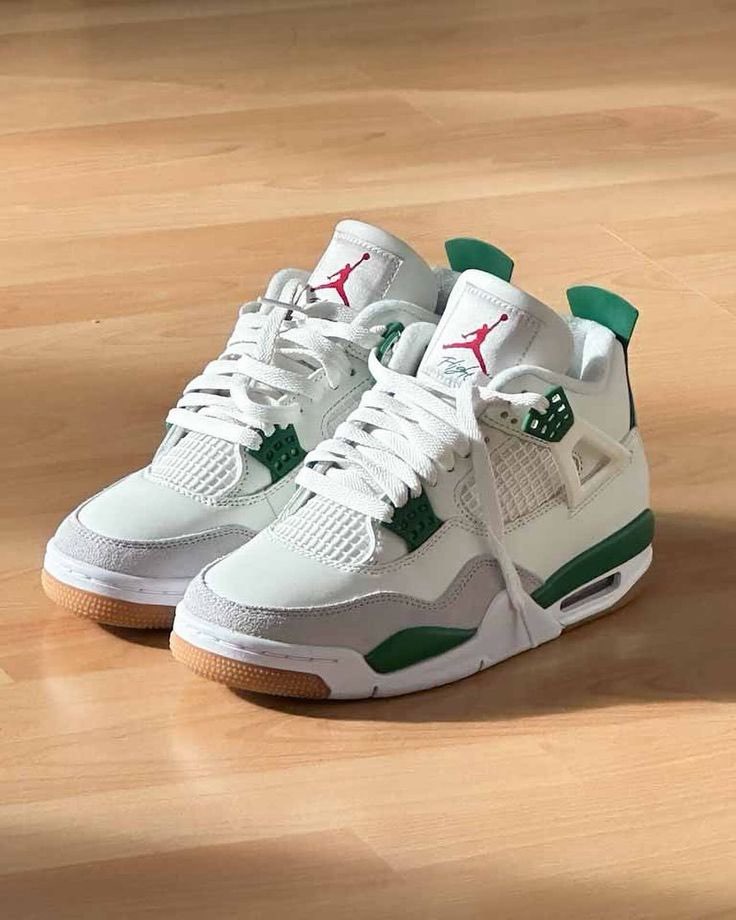 Air Jordan 4 Pine Green Jordan sneaker in sail / pine green